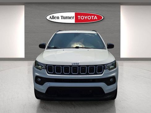 Used 2025 Jeep Compass Latitude AWD/4WD image 4
