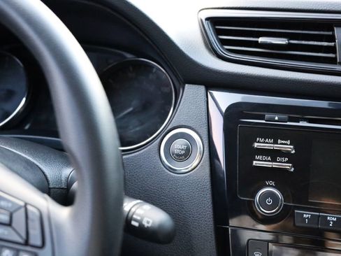 Used 2017 Nissan Rogue Sport SV image 25