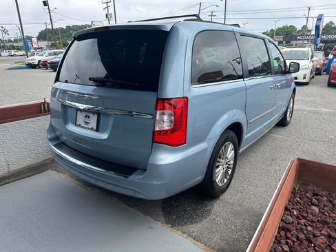 Used 2013 Chrysler Town & Country Touring-L w/ Entertainment Group #2 image 6