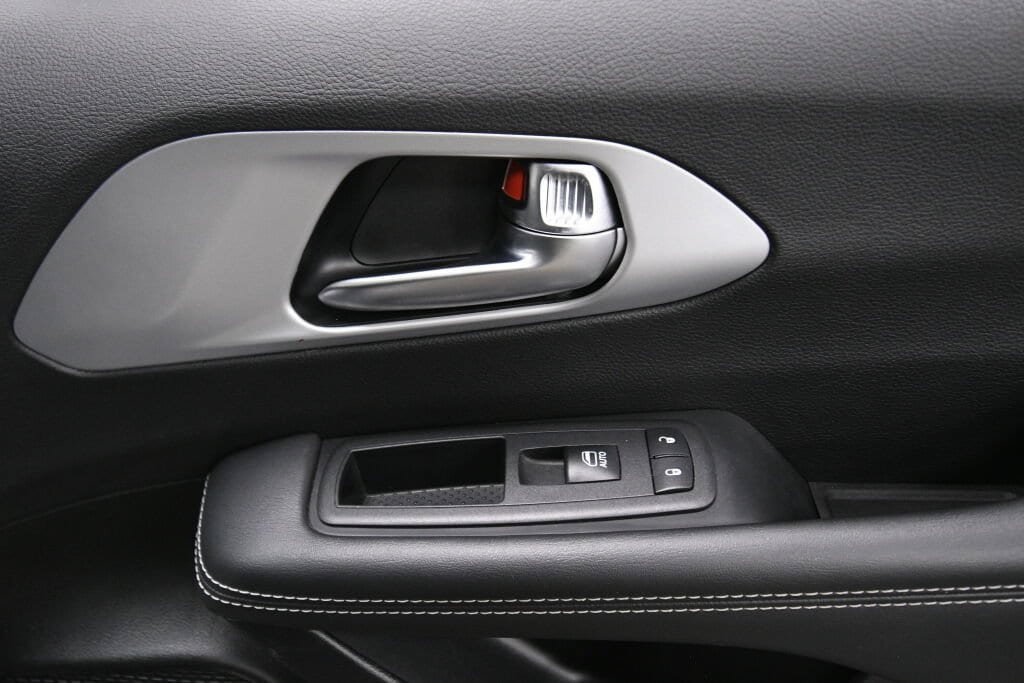 Used 2025 Chrysler Pacifica Limited FWD image 38