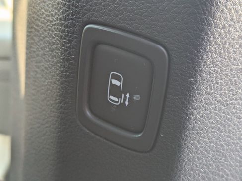 Used 2024 Kia Carnival EX image 33