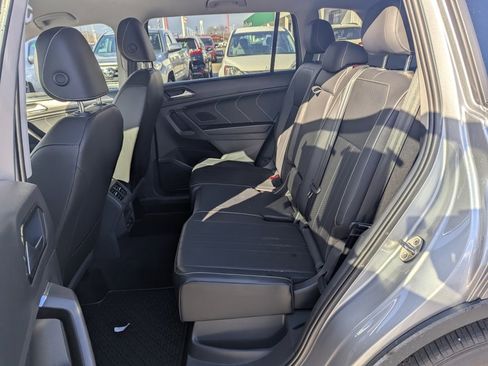 Used 2022 Volkswagen Tiguan SE image 12
