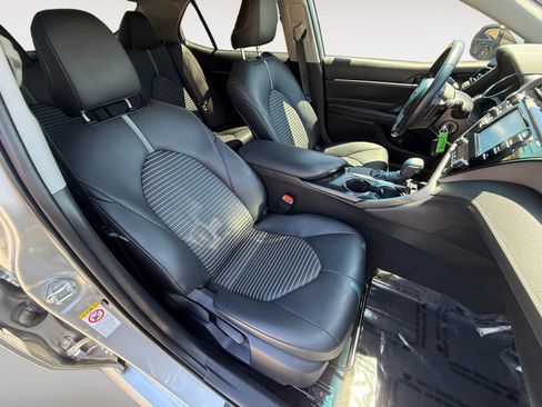 Used 2019 Toyota Camry SE FWD image 19