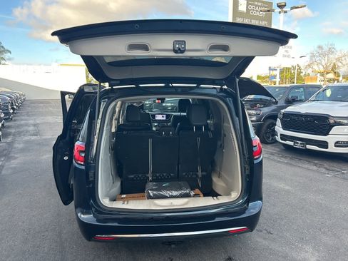 Used 2022 Chrysler Pacifica Touring-L image 25