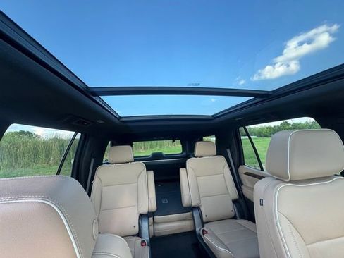 Used 2022 Chevrolet Tahoe Premier RWD image 32