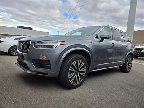 Used 2020 Volvo XC90 T8 Momentum image 2