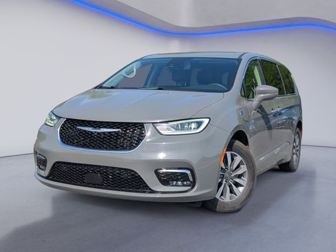 Used 2022 Chrysler Pacifica Touring-L w/ Uconnect Theater Family Group FWD image 2