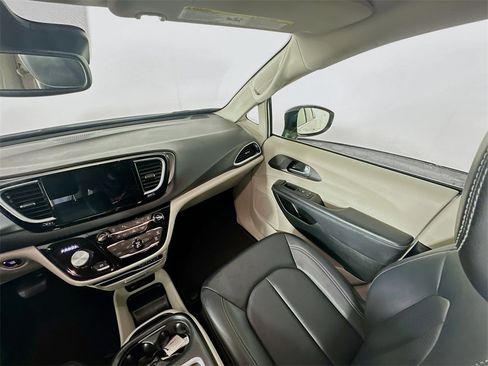 Used 2024 Chrysler Pacifica Touring-L image 11