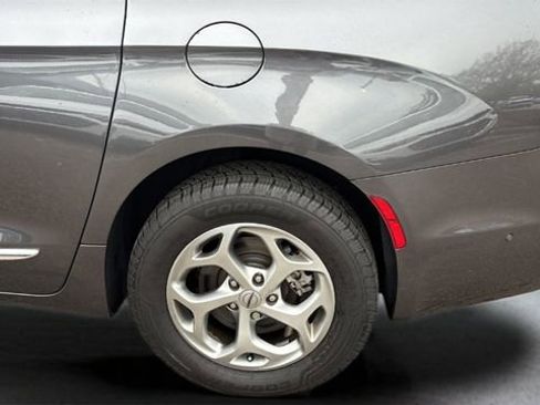 Used 2023 Chrysler Pacifica Limited image 31