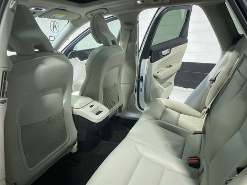 Used 2019 Volvo XC60 T5 Momentum w/ Multimedia Package AWD/4WD image 12
