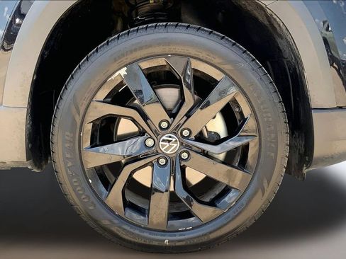 Used 2023 Volkswagen Taos SE w/ Black Wheel Package FWD image 9