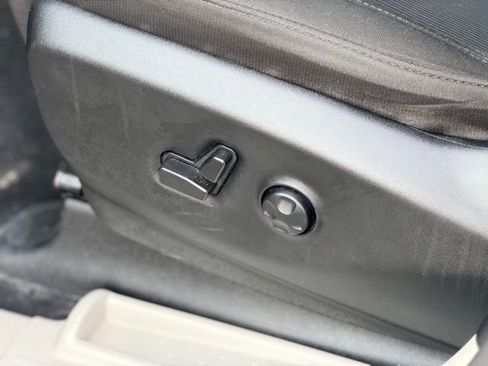 Used 2023 Chrysler Voyager LX image 6