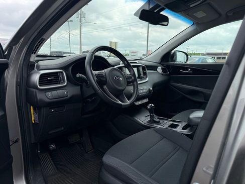Used 2017 Kia Sorento LX w/ LX Convenience Package image 10