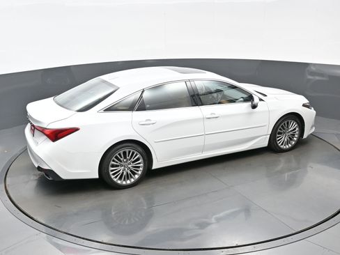 Used 2019 Toyota Avalon Limited image 43