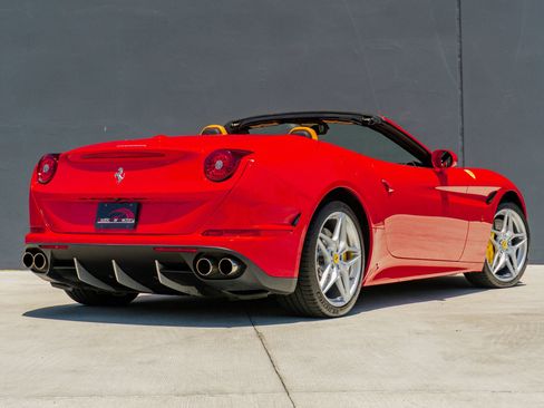 Used 2016 Ferrari California T RWD image 8