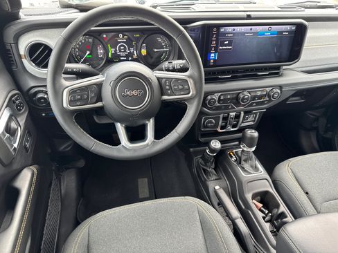 Used 2025 Jeep Wrangler Sahara image 22