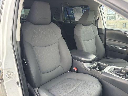 Used 2021 Toyota RAV4 XLE image 32