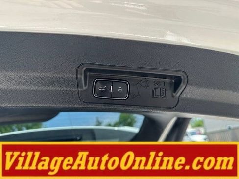 Used 2020 Ford Explorer XLT w/ Equipment Group 202A AWD/4WD image 42