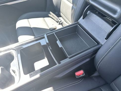 Used 2025 Chevrolet Traverse LT FWD image 39