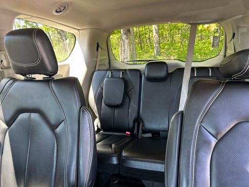 Used 2023 Chrysler Pacifica Touring-L FWD image 13