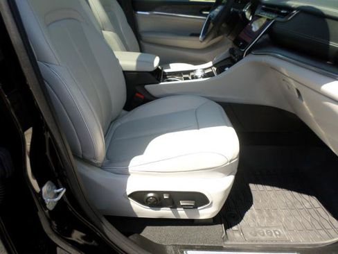 Used 2023 Jeep Grand Cherokee Overland AWD/4WD image 2