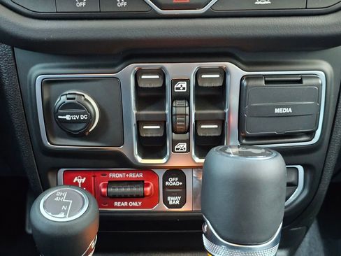 New 2026 Jeep Wrangler Unlimited Rubicon w/ Technology Group image 16