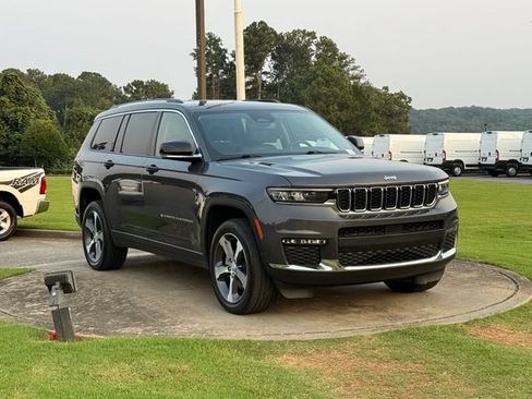 Used 2023 Jeep Grand Cherokee L Limited AWD/4WD image 9