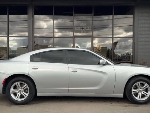 Used 2019 Dodge Charger SXT w/ Leather Interior Group RWD image 2