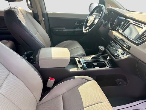 Used 2018 Kia Sedona SX Limited image 31