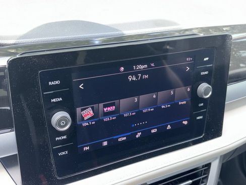 Used 2025 Volkswagen Taos SE w/ Panoramic Sunroof Package FWD image 4