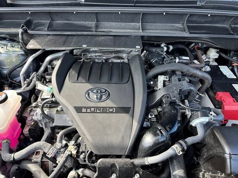 Used 2024 Toyota Highlander XLE AWD/4WD image 9