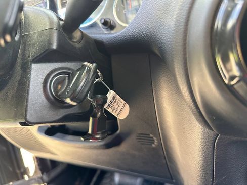 Used 2018 Jeep Wrangler Unlimited Rubicon w/ Connectivity Group AWD/4WD image 17