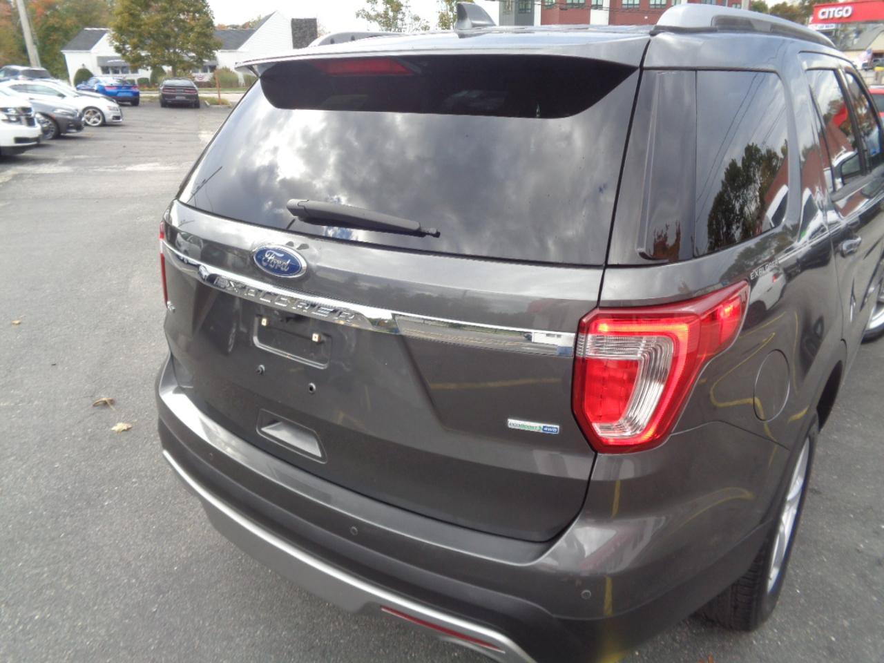 Used 2017 Ford Explorer XLT w/ Equipment Group 202A AWD/4WD image 19
