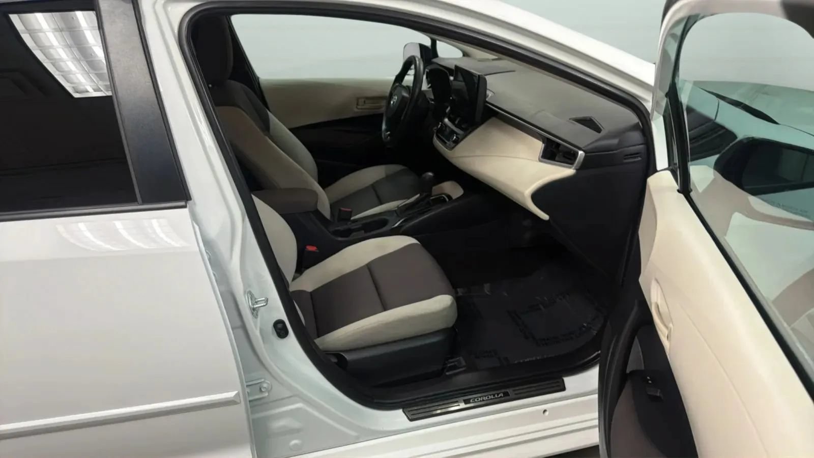 Used 2023 Toyota Corolla LE w/ Carpet Mat Package (TMS) FWD image 22