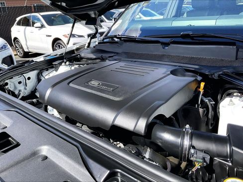 Used 2025 Land Rover Discovery S image 32