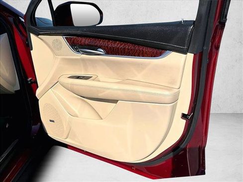 Used 2018 Cadillac XT5 Luxury w/ Driver Awareness Package image 19