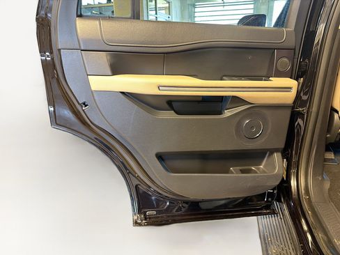 Used 2024 Ford Expedition Limited image 27