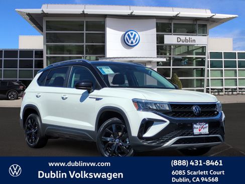 Certified 2023 Volkswagen Taos SE image 1