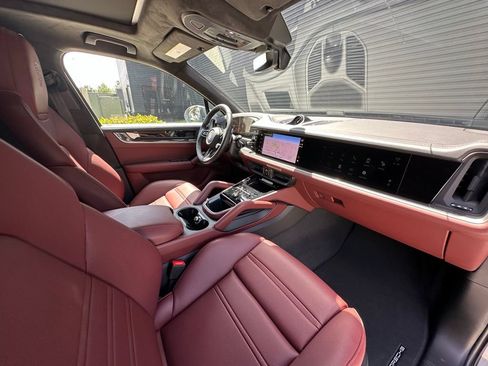 Certified 2025 Porsche Cayenne Turbo AWD/4WD image 40