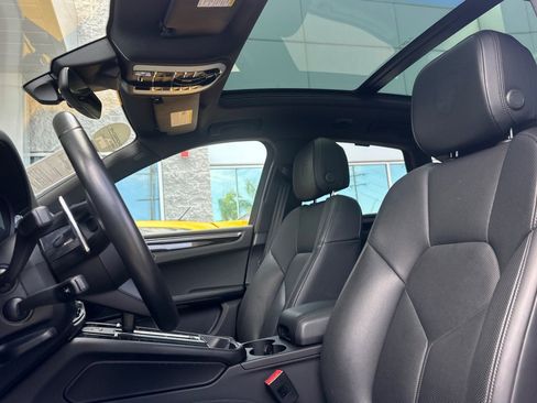 Certified 2022 Porsche Macan AWD/4WD image 5
