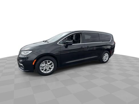 Used 2023 Chrysler Pacifica Touring-L FWD image 4