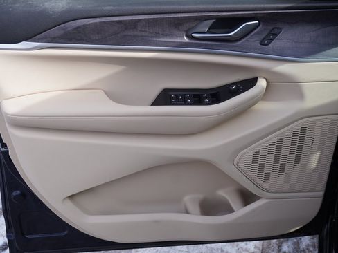 Used 2023 Jeep Grand Cherokee Limited w/ Luxury Tech Group II image 9