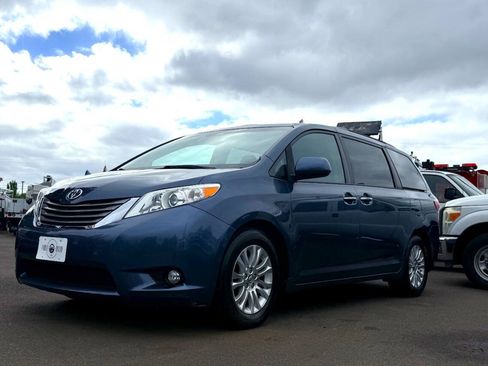 Used 2016 Toyota Sienna XLE FWD image 1