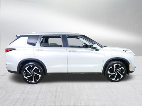 Used 2024 Mitsubishi Outlander SE image 8