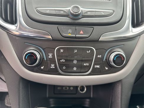 Used 2024 Chevrolet Equinox LT image 25