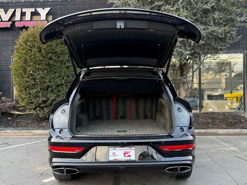 Used 2023 Bentley Bentayga image 17