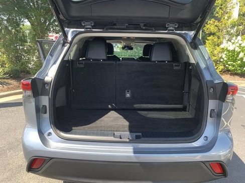 Used 2022 Toyota Highlander XLE FWD image 35