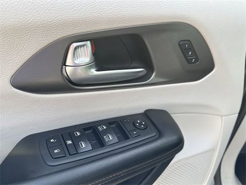 Used 2020 Chrysler Pacifica Touring-L image 16