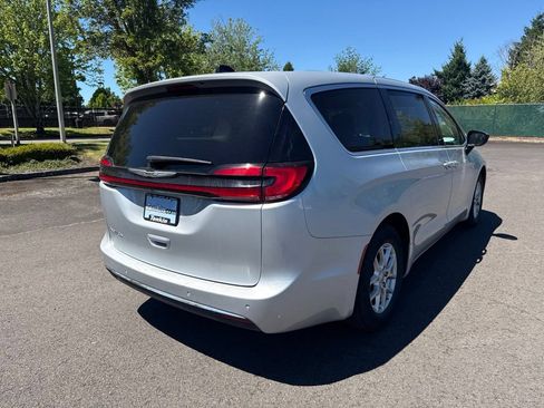 Used 2024 Chrysler Pacifica Touring-L FWD image 8