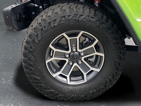 Certified 2025 Jeep Gladiator Mojave AWD/4WD image 37